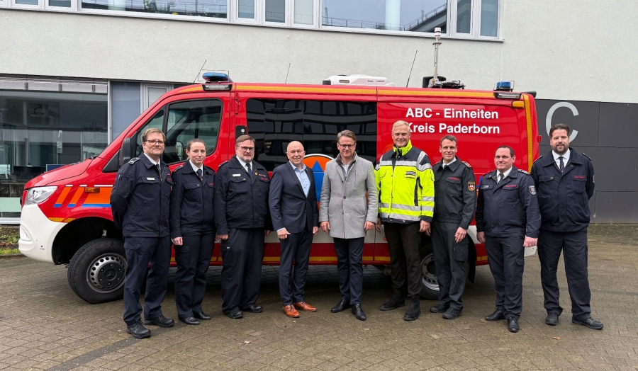 Freude über das neue Fahrzeug bei Maik Sellemerten (Leiter ABC-Einheiten), Rebekka Wübbe, Karl Wübbe (Einheitsführung ABC-Einheit), Landrat Christoph Rüther, Dr. Carsten Linnemann (MdB), Dezernent Dr. André Brandt, Stephan Reckhaus (Kreisbrandmeister und Leiter des Amtes für Bevölkerungsschutz), Heinz Josef Noje (Leiter der Freiwilligen Feuerwehr Delbrück), Benedikt Schmertmann (stellv. Leiter ABC-Einheiten, v.l.).  © Kreis Paderborn, Leah Laven
